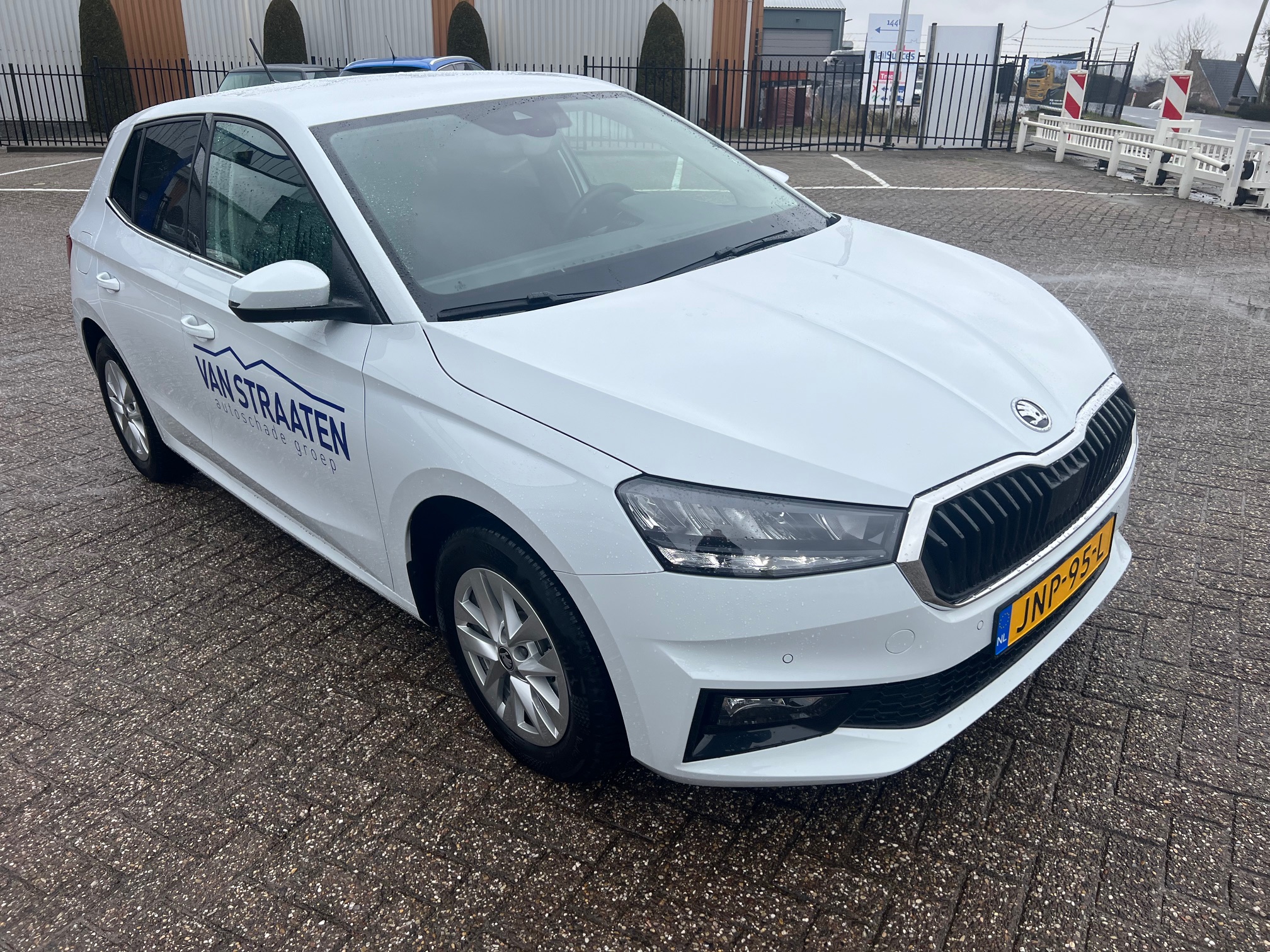 Auto met perspectief rechts voor