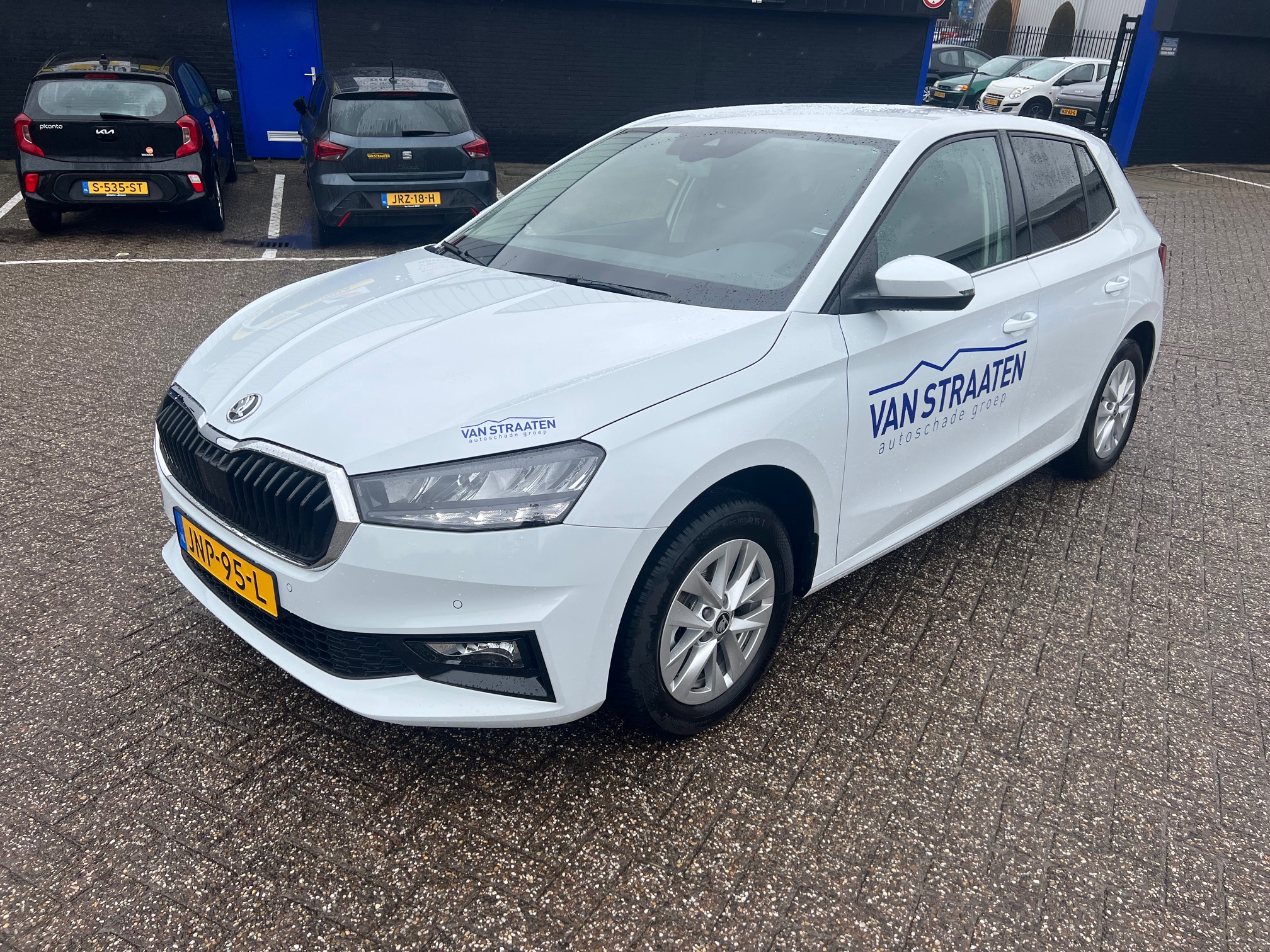 Auto met perspectief links voor